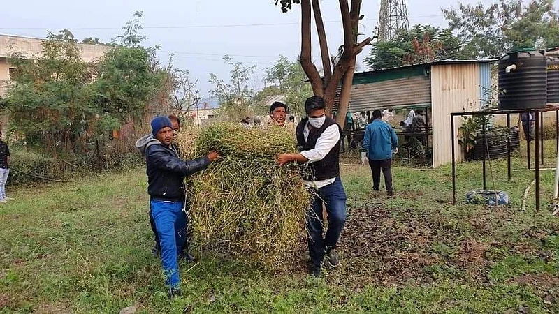 Cleaning in Jamkhed by Rohit Pawar after two hours of hard work