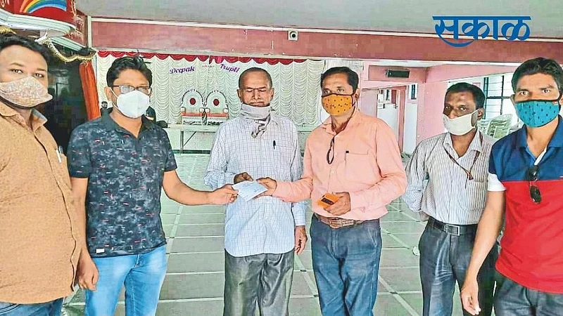 Kupwad without a mask, a baton of social distance}