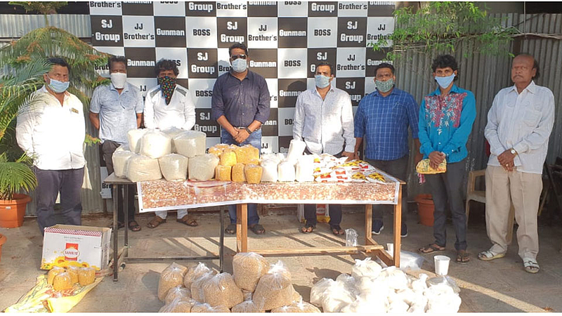 रास्ता पेठ - 'शांताबाई' फेम गायक संजय लोंढे यांच्यासह इतर लोककलावंतांना गुरुवारी धान्याचे वाटप करताना शैलेश जगताप मित्र मंडळातील कार्यकर्ते.