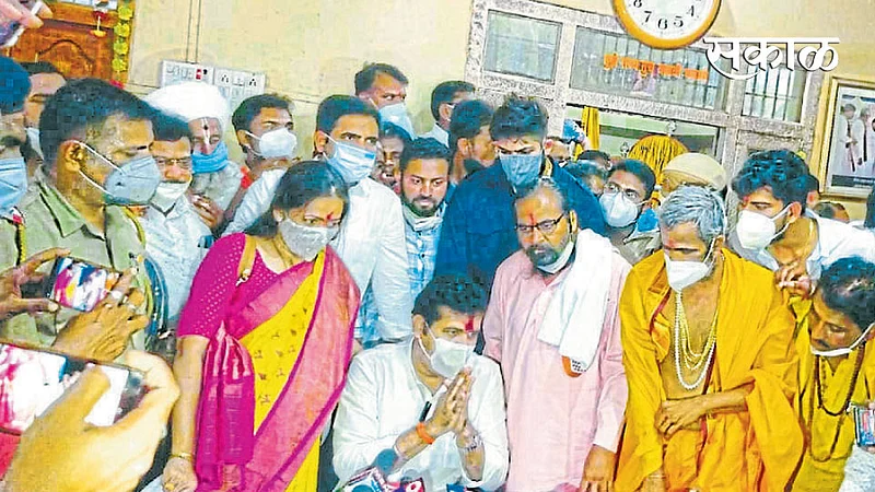 मानोरा - पत्रकारांशी बोलताना वनमंत्री राठोड.