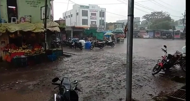 Shirpur received 41 mm of rainfall in three hours.jpg