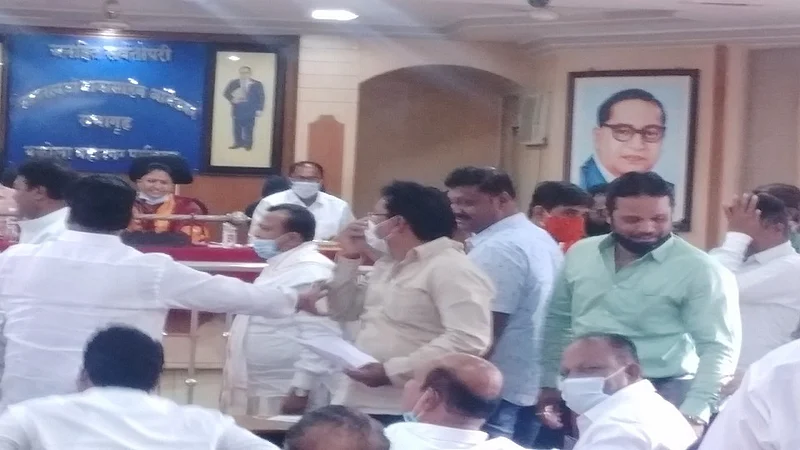 Shiv Sena also does not leave any opportunity to retaliate against the ruling BJP in Akola Municipal Corporation 2.jpg