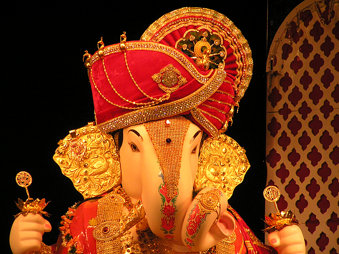 Article on dagdusheth Ganpati in pune