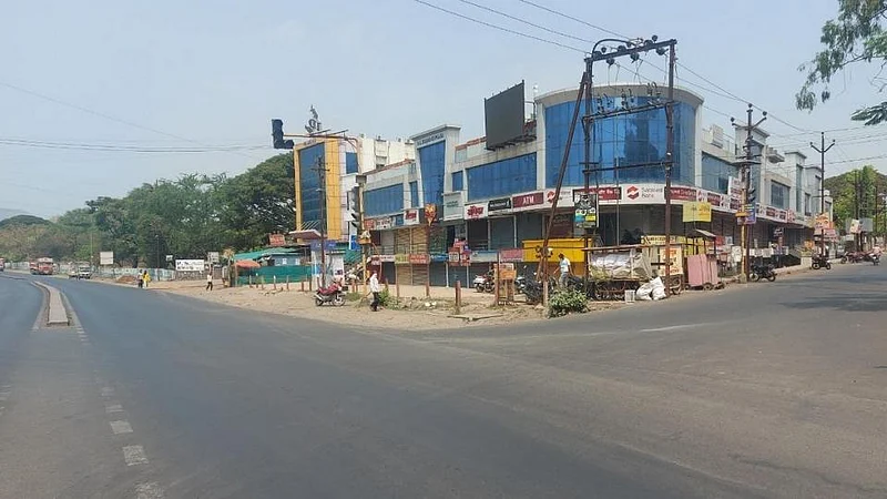 Spontaneous response to the weekend lockdown at Talegaon station