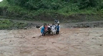 नदीवर पुलच नाही, म्हणून ग्रामस्थांना वाहने न्यावी लागतात उचलून