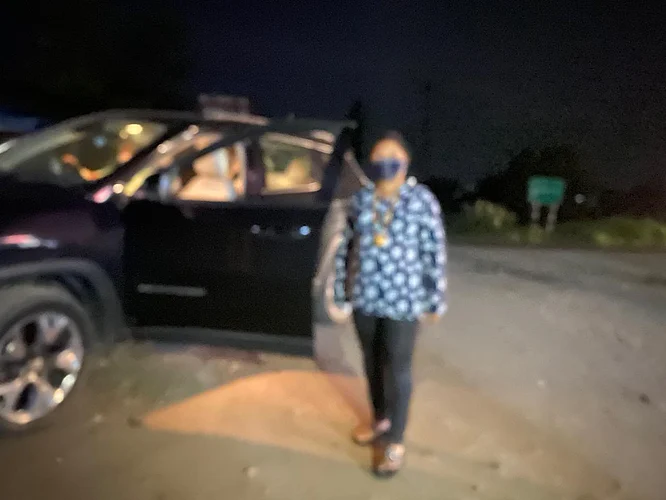 Attempt to put sand cart on Tehsildar Jyoti Deore vehicle