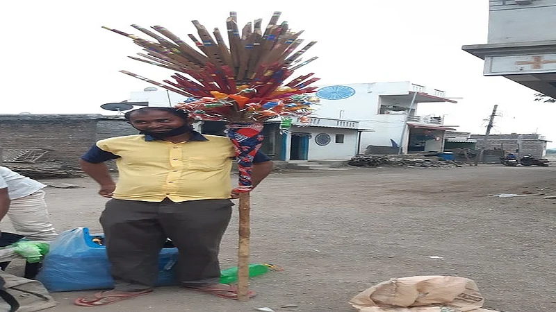 This year, the flute seller is looking for customers as there is no pilgrimage due to corona 3.jpg