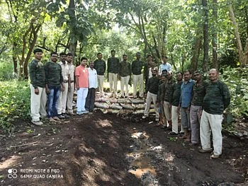 वनविभागाच्या अधिकारी, कर्मचाऱयांनी श्रमदानातून एकाच दिवसात बांधला वनराईबंधरा !