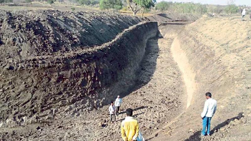 दुष्काळग्रस्त गावांमध्ये डोह पद्धतीने नाला खोलीकरण.