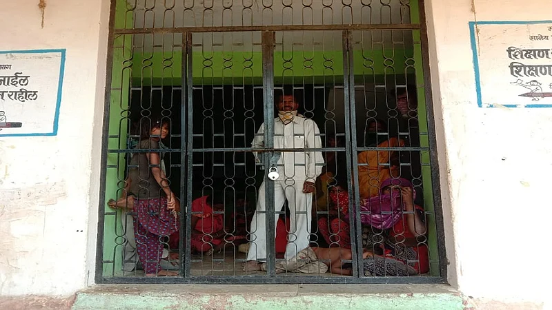 जालना : कळंब शहरातील जिल्हा परिषद शाळेत ठेवण्यात आलेले ऊसतोड मजूर.