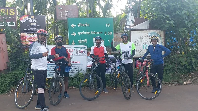 कोरोना जनजागृतीसाठी सहा युवकांची सायकलस्वारी