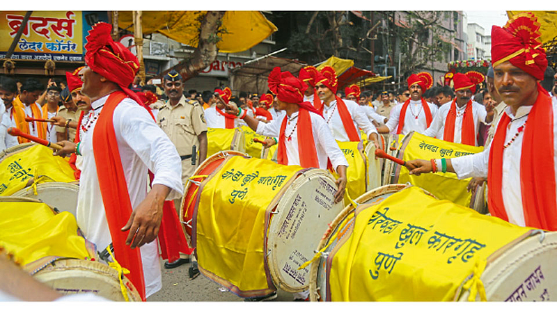 लक्ष्मी रस्ता - मानाचा तिसरा गणपती गुरुजी तालीम मंडळाच्या मिरवणुकीत येरवडा खुल्या कारागृहातील कैद्यांनी ढोलवादन केले. गणेशोत्सवाच्या इतिहासात प्रथमच झालेल्या या उपक्रमाला पुणेकरांनी चांगला प्रतिसाद दिला.