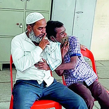 पाच वर्षांनी एकमेकांना दिले आलिंगन..उपस्थितांच्या डोळ्यात आले पाणी
