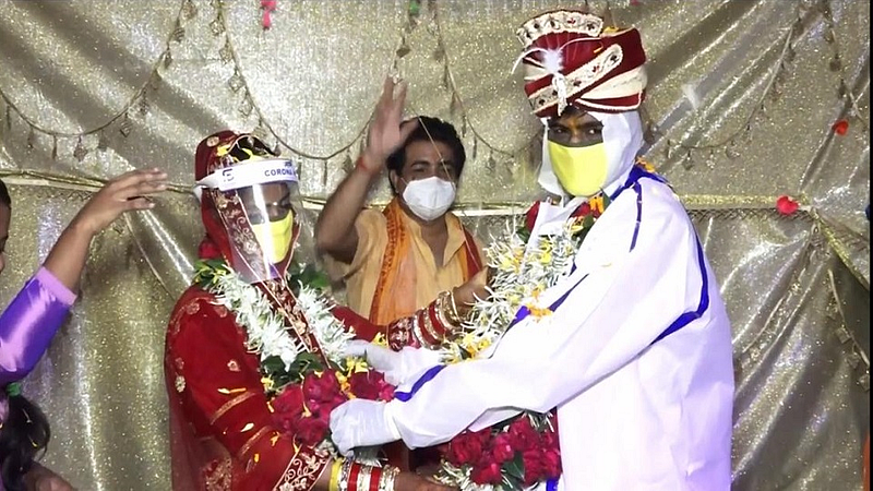 काय सांगता! नवरदेव थेट पीपीई कीट घालून बोहल्यावर, कुठे झालाय हा विवाह