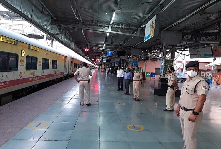 कोरोनाशी लढा तीव्र! रेल्वे स्टेशनवरही या गोष्टी उपलब्ध होणार...