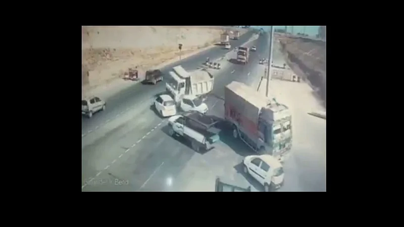 truck hit 2 cars road accident in pulwama video viral