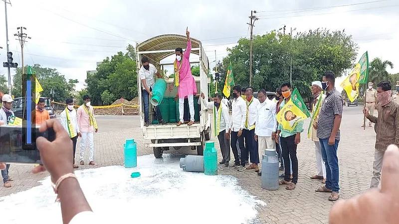 agitation for increase in milk prices on behalf of Rashtriya Samaj Party In Baramati