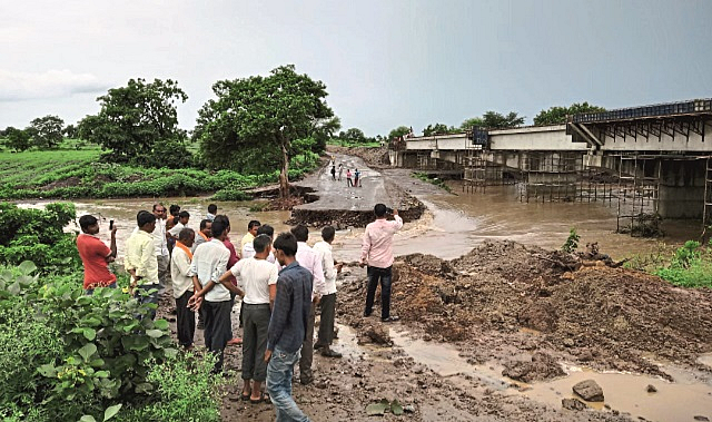 पाटोदा नदीवरील वाहून गेलेला रस्ता
