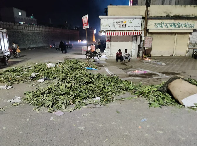 Leaf rot on market streets in Amravati