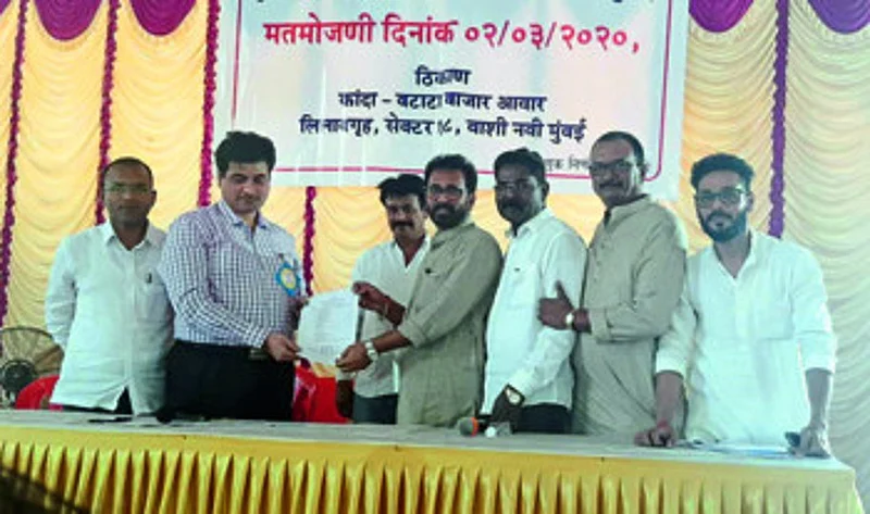 यवतमाळ : संचालक म्हणून विजयी झाल्यानंतर प्रमाणपत्र स्वीकारताना प्रवीण देशमुख व इतर मान्यवर.
