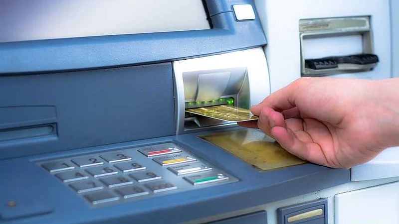 Akola News: Withdrawing money from an account by looking at the password while withdrawing money from the ATM
