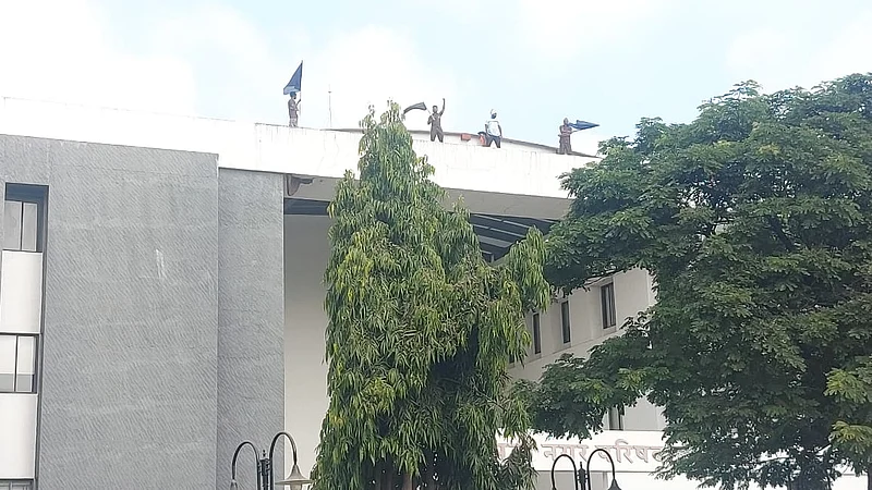 Even though the employees of Baramati Municipality did not get the sanagraha grant, they have withdrawn the strike