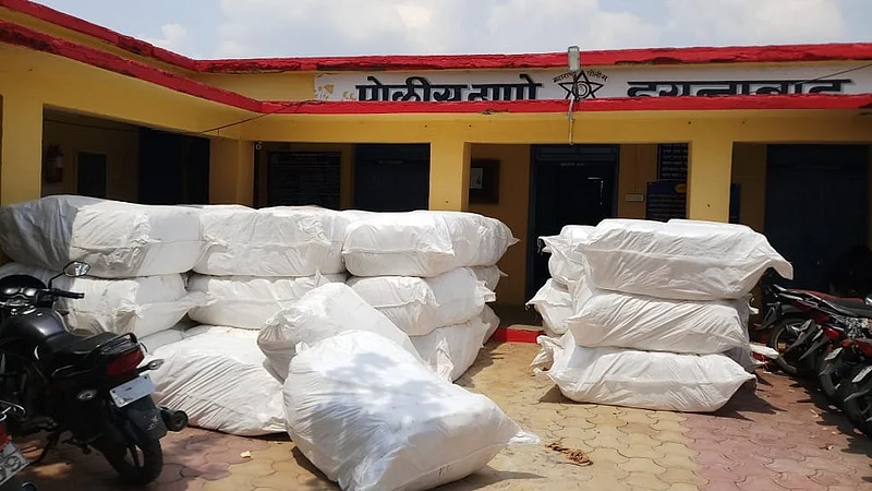 हसनाबाद : पोलिसांनी जप्त केलेली गुटख्याची पोती.