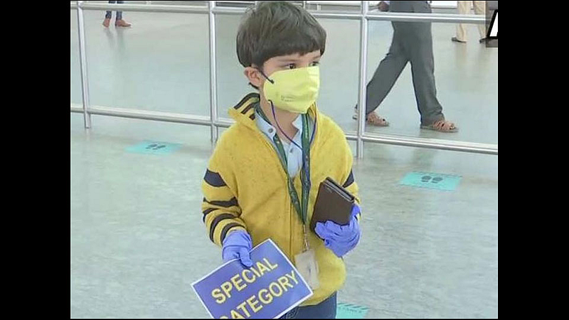 lockdown 5 yr old come alone domestic flight delhi bengaluru meet mother