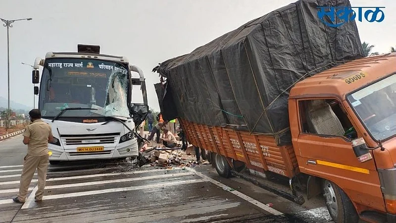 accident in kankavli sindhudurg shivshahi bus and alcohol tempo}
