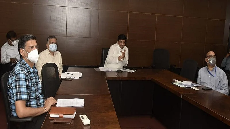 पालकमंत्र्यांनी व्हिडिओ कॉन्फरन्सद्वारे घेतला नांदेडचा आढावा