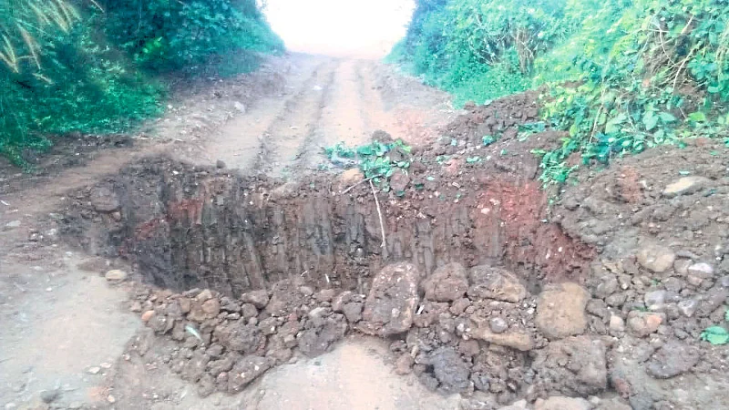 सावली : महसूल विभागाकडून वाळूतस्करांचा खोदण्यात आलेला रस्ता.