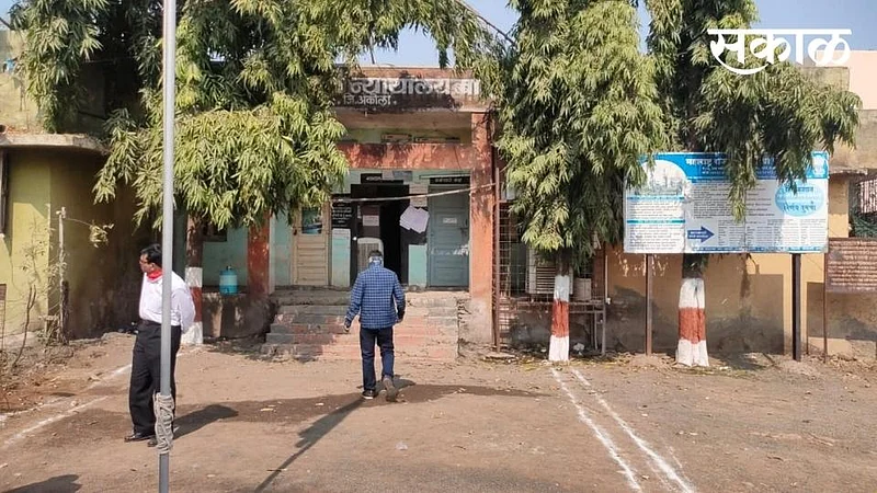 Akola Marathi News Thieves tried to break the lock of the court at Barshitakali