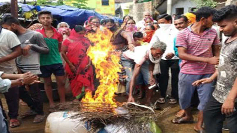 सिहोरा : तामसवाडी येथे जप्त केलेली दारू व साहित्याची चौकात होळी करताना महिला.