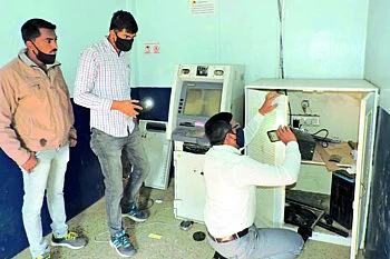 धुळ्यात चोरट्यांचा धुमाकूळ; दोन ‘एटीएम’ फोडली पण प्रयत्न फसला !