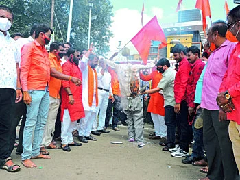 मराठा आरक्षणाचा प्रश्न; धुळ्यात याचिकाकर्त्याच्या पुतळ्याचे दहन
