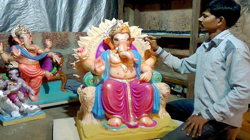 handmade ganesh sculpture made by socialist deepak nagale in ratnagiri