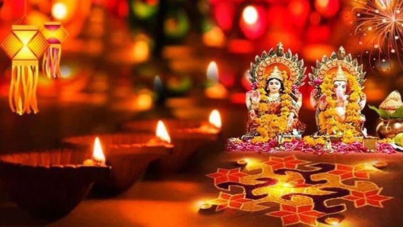 Diwali Festival 2020 फटाक्यांच्या आतषबाजीत साताऱ्यात लक्ष्मीपूजन; दीपमाळेच्या झगमगाटात सजली रात्र