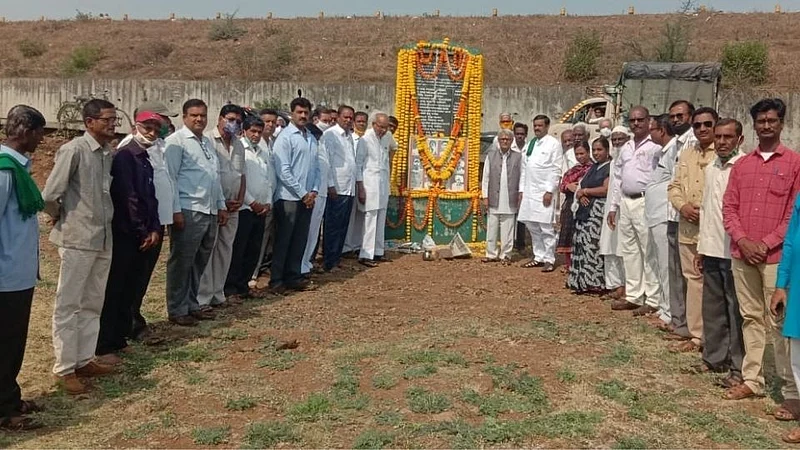 Greetings martyred farmers of the tobacco movement nipani marathi news