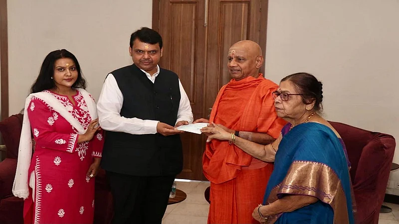 "अभियानात मोठ्या संख्येने सहभागी व्हा" म्हणत देवेंद्र फडणवीसांनी राम मंदिरासाठी दिला निधी}