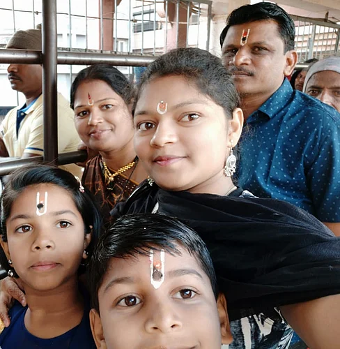 नांदेड जिल्ह्यातील हदगाव येथील व्यापाऱ्याने पत्नी व तीन मुलांसह सहस्रकुंड धबधब्यात उडी मारली.