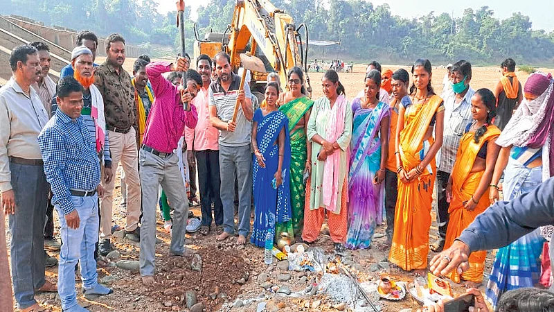 भामरागड : पुलाच्या बांधकामाचे भूमिपूजन करताना तहसीलदार कांबळे व उपस्थित इतर.