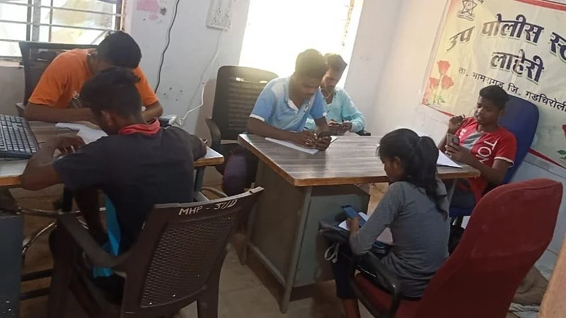 पोलिस स्टेशनमध्ये ऑनलाइन परीक्षा देताना विद्यार्थी.