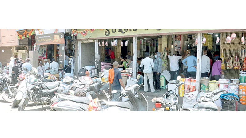 पिंपरी - नागरिकांनी शनिवारी किराणा दुकानांमध्ये साहित्य खरेदीसाठी केलेली गर्दी.