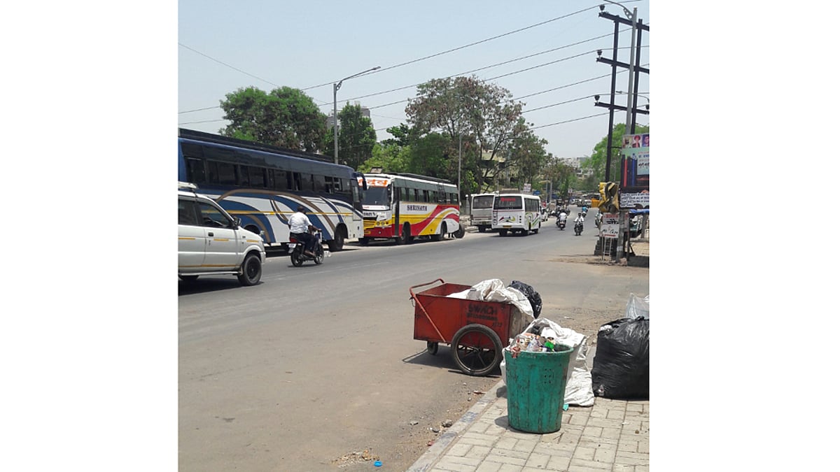 WeCareForPune हडपसरमधील पार्किंगमुळे वाहतूक कोंडीत भर Sakal