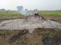पशुधनाच्या चाऱ्याला लागली अचानक आग, शेतकऱ्याचे लाखोचे नुकसान
