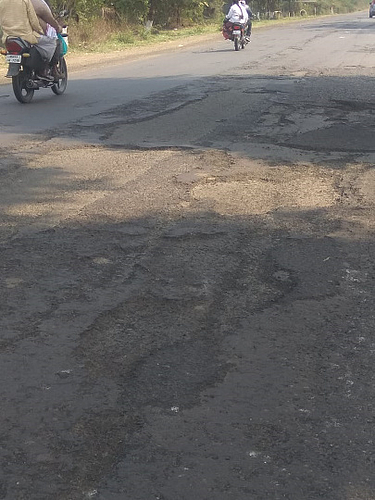 कळमेश्वरः कळमेश्वर-काटोल-नागपूर महामार्गाची झालेली दुरवस्था.