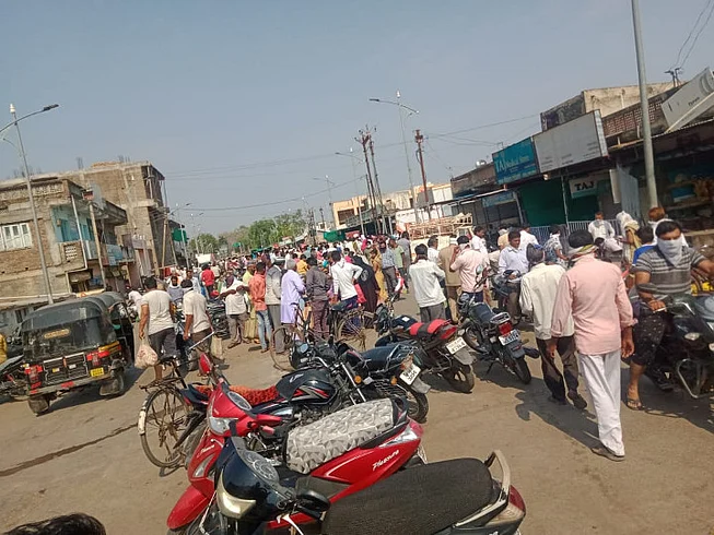 Loot into a curfew at Akola