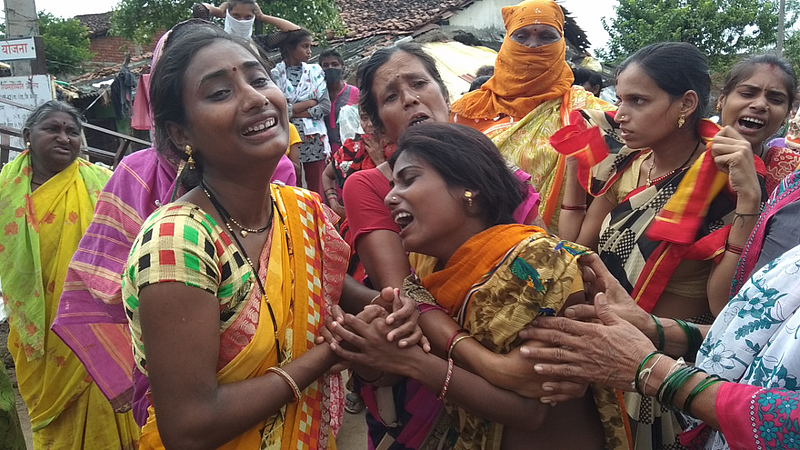 कोदामेंढीःघरातील कर्ता पुरुष गमाविल्याने टाहो फोडताना आप्तस्वकीय.