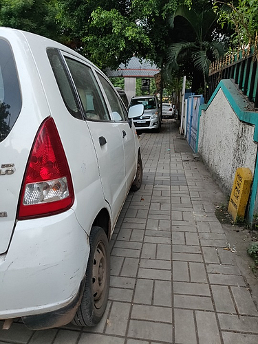 शिवतीर्थनगरला पदपथावर बेकायदा पार्किंग