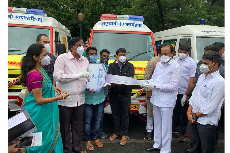 पवार पब्लिक चॅरिटेबल ट्रस्टकडून नागरिकांच्या सेवेसाठी आठ रुग्णवाहिका